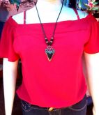 Blusa lisa em crepe com alça regulável