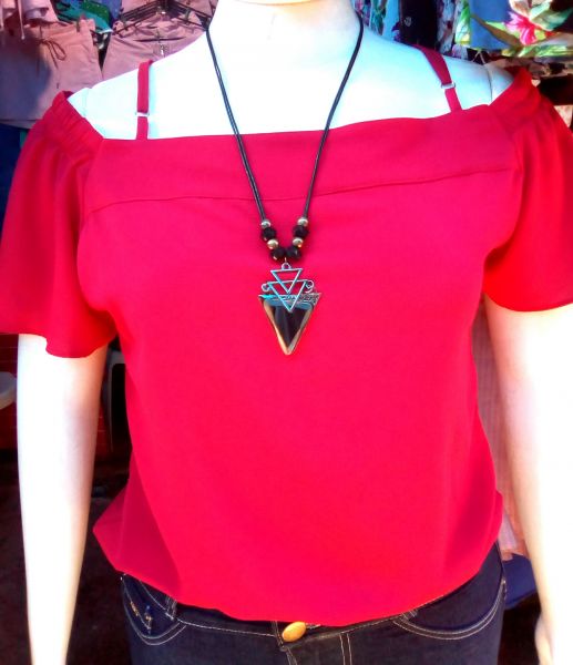 Blusa lisa em crepe com alça regulável